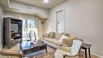 House (6 Bedrooms) | Interior