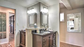 House (6 Bedrooms) | Interior