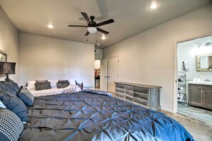 House (6 Bedrooms) | Interior