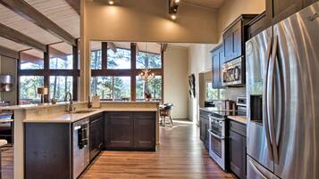 House (6 Bedrooms) | Interior