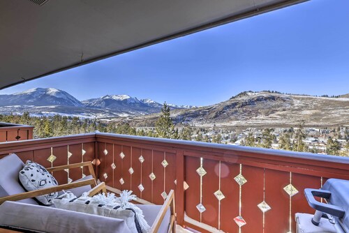 7 Mi to Keystone: Mtn-view Abode w/ Deck!