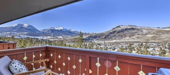 7 Mi to Keystone: Mtn-view Abode w/ Deck!
