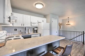 Apartment (1 Bedroom) | Interior - 7 Mi to Keystone: Mtn-view Abode w/ Deck! (Dillon)