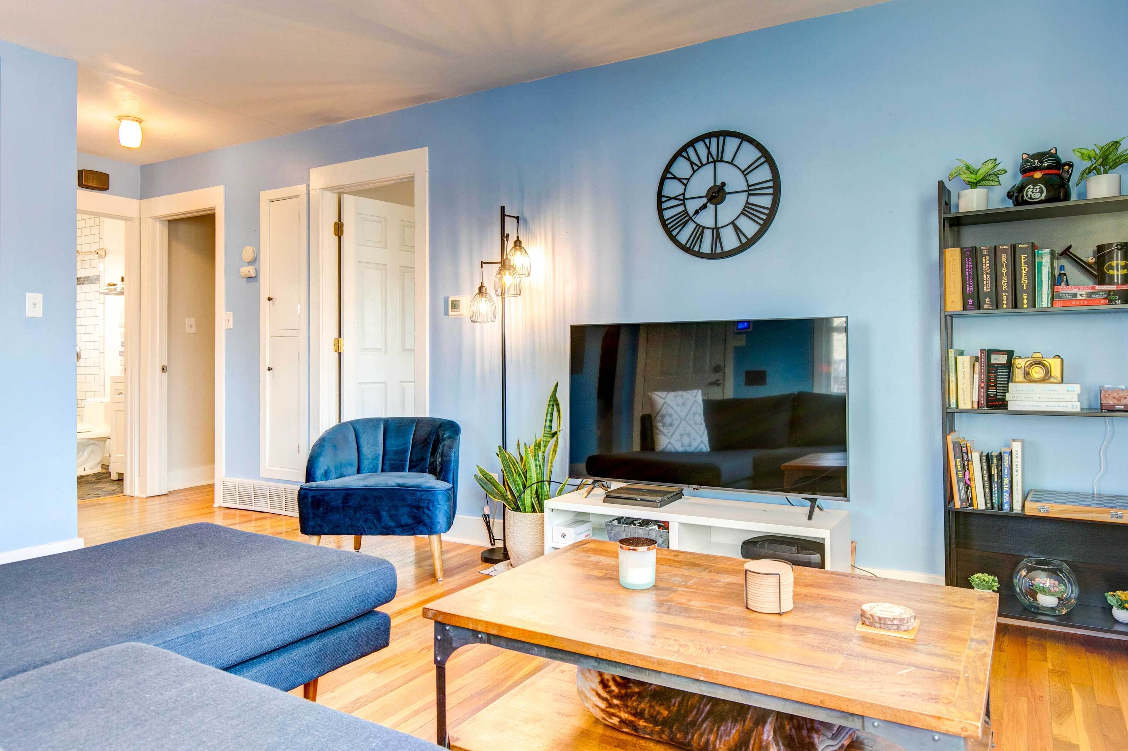 Een televisie, een videogameconsole en boeken