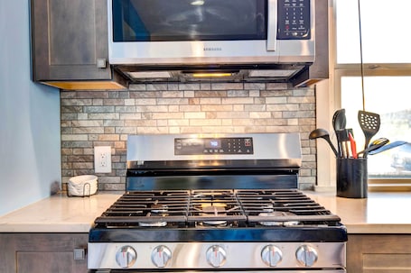 House (2 Bedrooms) | Private kitchen | Microwave, oven, stovetop, dishwasher