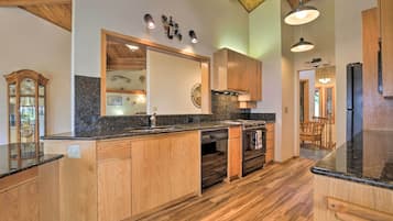 House (5 Bedrooms) | Interior