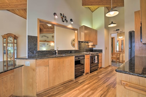 South Beach Home w/ Hot Tub, Deck - Walk to Ocean!