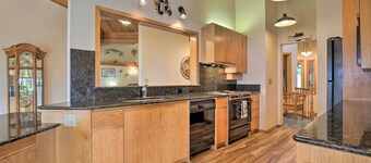 South Beach Home w/ Hot Tub, Deck - Walk to Ocean!