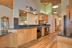 House (5 Bedrooms) | Interior