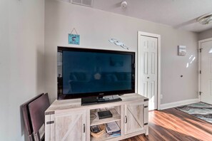 House (3 Bedrooms) | Interior - Geneva Home With Private Yard - Walk to Lake Erie! (Geneva)