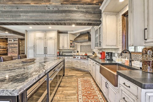 Walk to Lift: Luxe Villa w/ Hot Tub in Copper Mtn