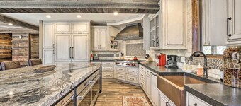 Walk to Lift: Luxe Villa w/ Hot Tub in Copper Mtn