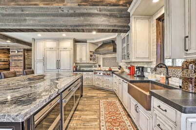 Walk to Lift: Luxe Villa w/ Hot Tub in Copper Mtn