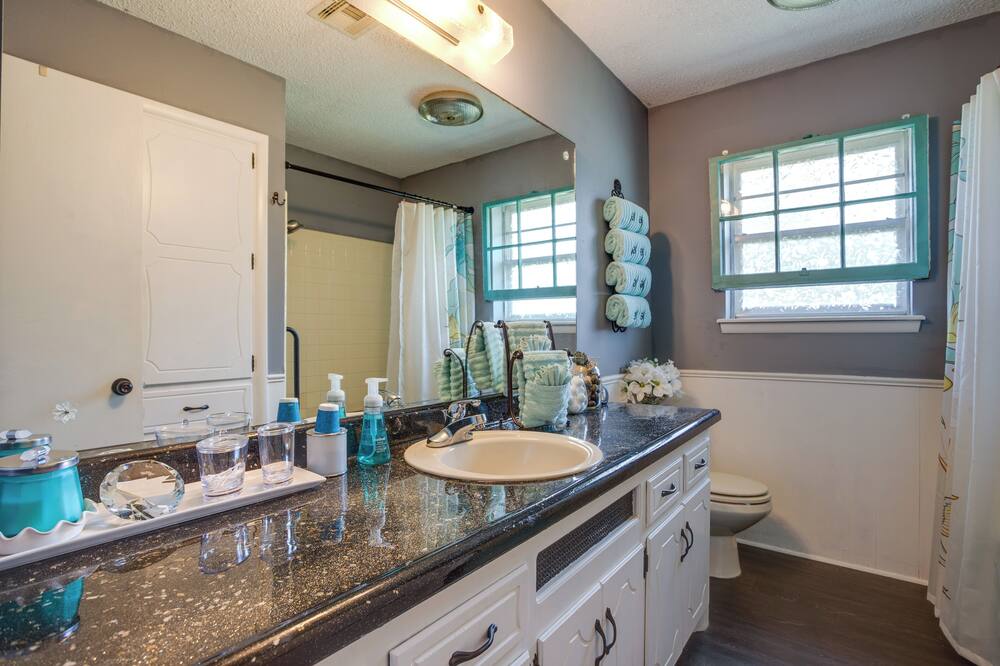 Norman Home w/ Yard, Walk to Park & OU Campus! - Duck Pond, OK
