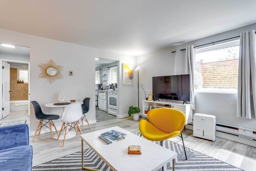 Walk to Water: Seattle Garden Apt w/ Shared Patio!