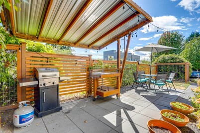 Seattle Garden Retreat: Walk to Water & Shops!