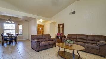 House (3 Bedrooms) | Interior