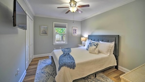 Unclassified image, 4 of 25, button - Charming House w/ Patio, 3 1/2 Mi to Beach! (Mount Pleasant)