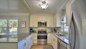 Unclassified image, 2 of 25, button - Charming House w/ Patio, 3 1/2 Mi to Beach! (Mount Pleasant)