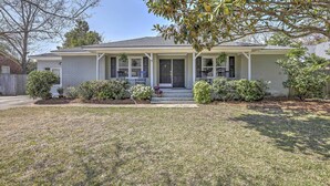 Unclassified image, 3 of 25, button - Charming House w/ Patio, 3 1/2 Mi to Beach! (Mount Pleasant)