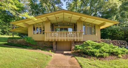 Tranquil Mid-century Modern Cottage w/ Forest View