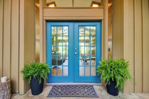 Tranquil Mid-century Modern Cottage w/ Forest View