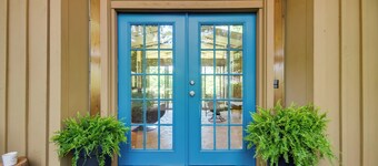 Tranquil Mid-century Modern Cottage w/ Forest View