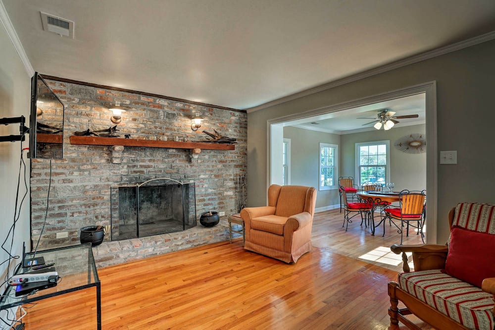 Spacious Mount Pleasant Home: 5 Mi to Beach - Shem Creek Park, SC