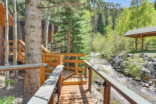 Cabin on Clear Creek: A Hobbits Retreat!