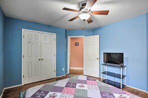 Interior - San Antonio Family Home ~ 16 Mi to Downtown! (San Antonio)