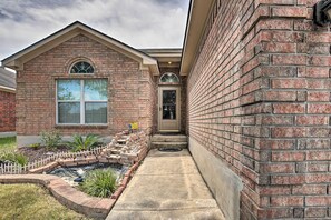 Interior - San Antonio Family Home ~ 16 Mi to Downtown! (San Antonio)