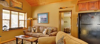 Red Lodge Retreat w/ Hot Tub: 3 Blocks to Downtown