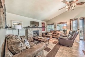 TV, fireplace - Cozy & Modern Ruidoso Cabin w/ Stellar Views! (Ruidoso)