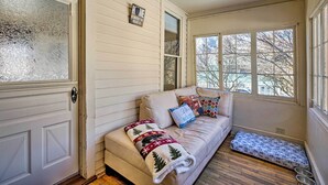 Living area - 'victory Victorian House' - Walk to Dtwn Glenwood! (Glenwood Springs)