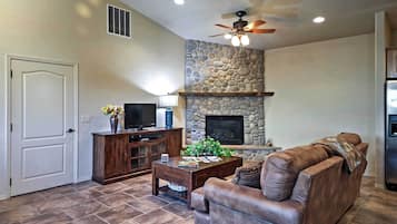 Apartment (3 Bedrooms) | Front of property