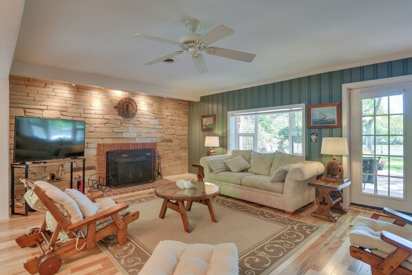 House (3 Bedrooms) | Interior - Waterfront Annapolis Home: Fire Pit & Fishing Pier (Annapolis)