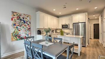 Apartemen (2 Bedrooms) | Tempat makan