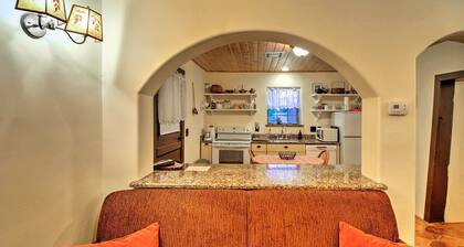 Charming Couples Casita, Walk to Old Mesilla Plaza