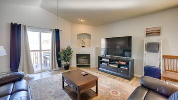 House (4 Bedrooms) | Living area