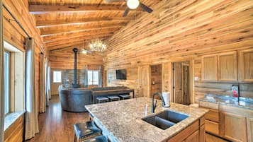 House (3 Bedrooms) | Interior