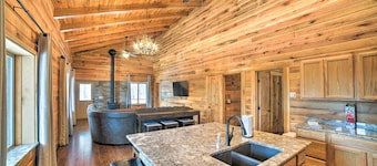 Woodsy Mountain Cabin: 2 Mi to Angel Fire Resort!