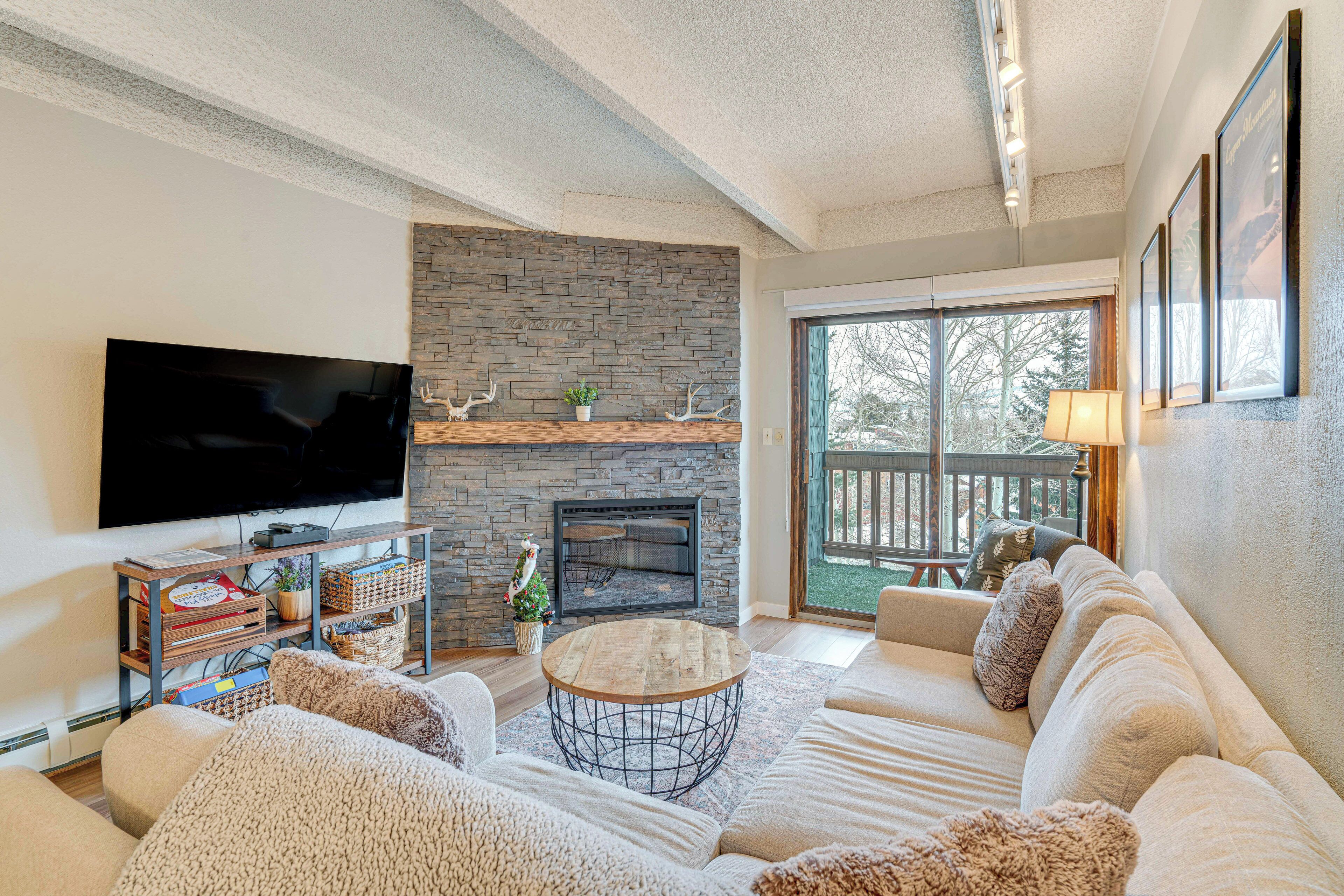 Apartment (3 Bedrooms) | Living area | TV