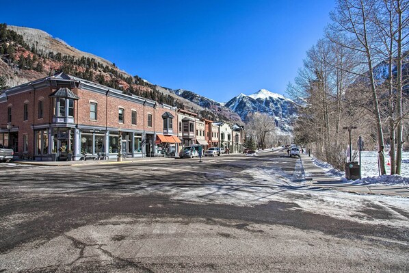 A street with buildings, a mountain in the background, and a clear sky. - Telluride Studio in Downtown - Walk to Gondola! (Telluride)