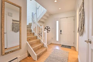 A staircase with wooden steps and white railings leading to a second floor. - Frisco Mountain Hub: Walk to Main Street (Frisco)