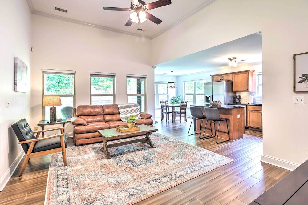 Family-friendly Calera Getaway w/ Game Room! - Calera, AL