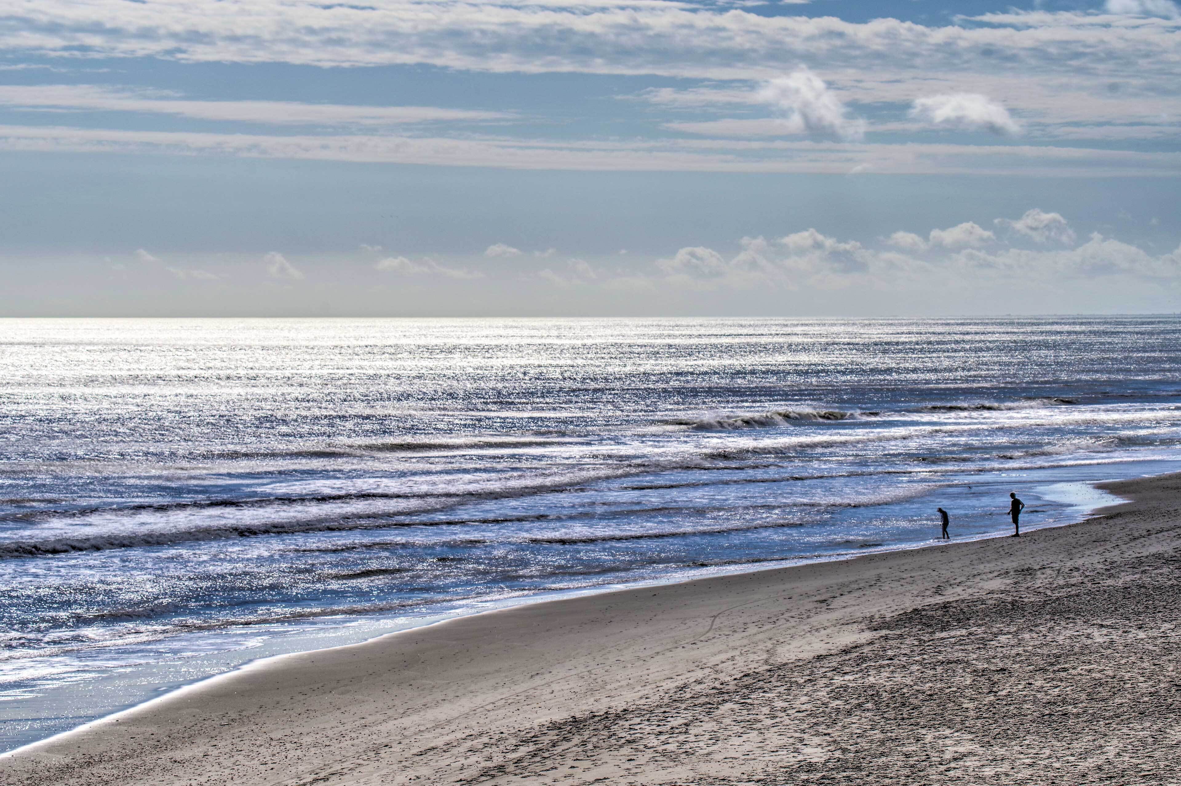 Une plage avec des vagues et un ciel dégagé.