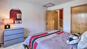 Ein Schlafzimmer mit Bett, Schminktisch, Spiegel und Kleiderschrank.