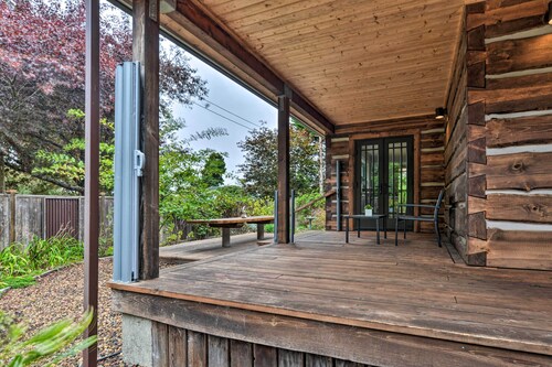 Quiet & Cozy Eureka Home Near Sequoia Park & Zoo!