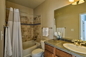 Une salle de bain avec une baignoire, des toilettes et un lavabo.