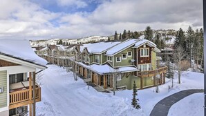 Une rangée de maisons recouvertes de neige, sous un ciel dégagé.